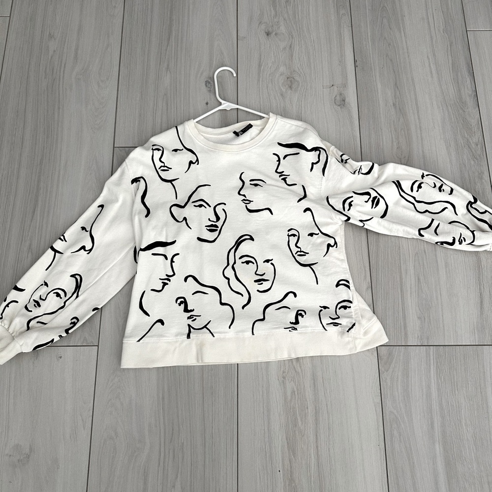 Zara branded crewneck size small, is thin and breathable